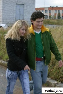 Русское порно Обнаженная блондинка прямо на улице берет в рот хуй незнакомца