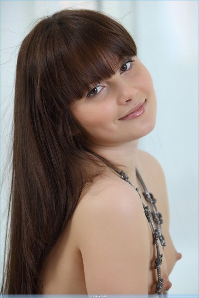 Брюнетка в номере (16 фото)