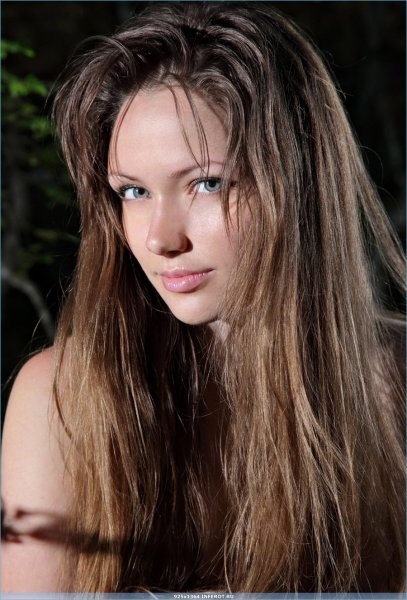 Принимает душ совсем одна (18 фото)