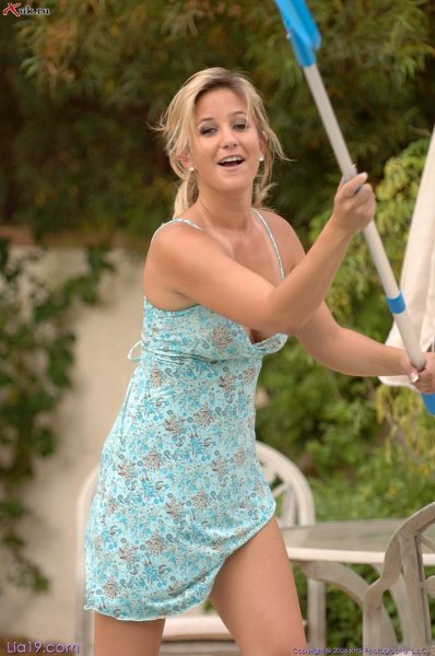 У взрослой девчонки заиграло детство