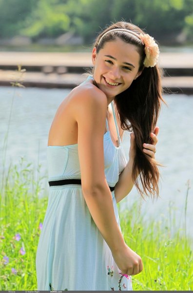 Молодая девочка в траве