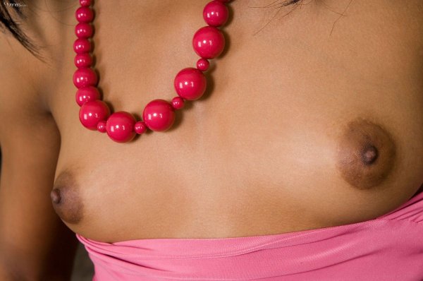 Шоколадка крепко ухватила зад