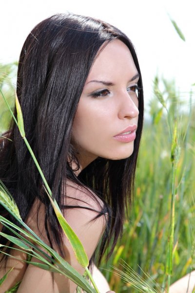 Совратительная брюнетка обнаженна