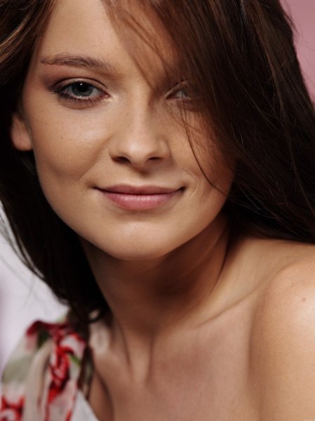 Пташка сидит почти обнаженная