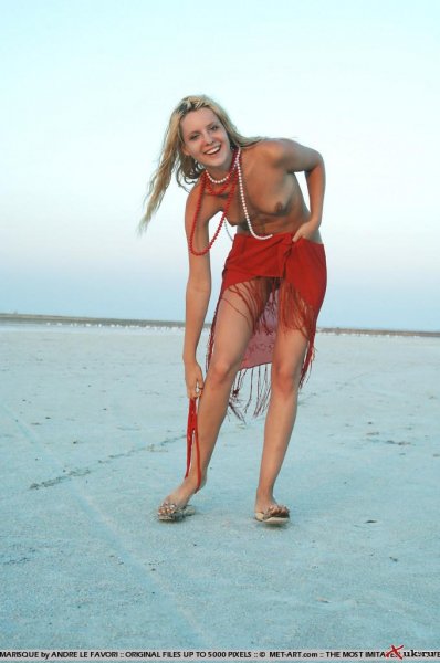 Девушка пошла гулять на нудисткий пляж