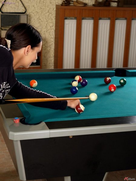 Девушка на бильярдном столе