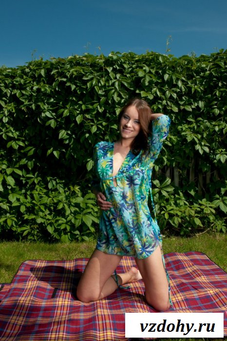 Шатенка с красивой грудью. 