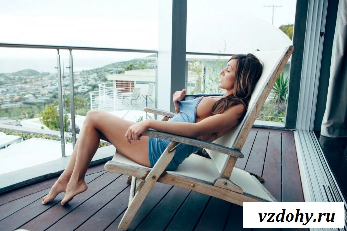 Телочка в секси прикиде.