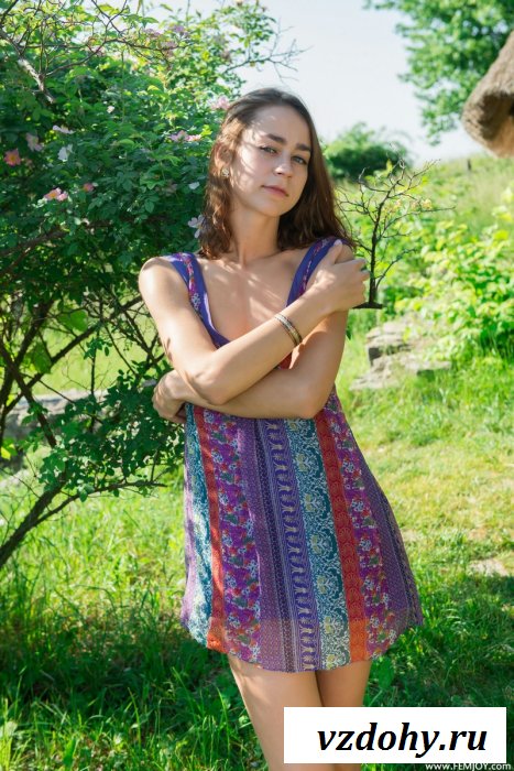 Шатенка в саду.