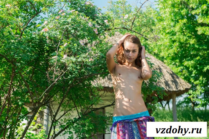 Шатенка в саду.