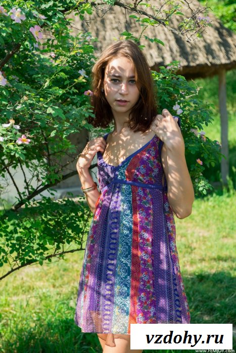 Шатенка в саду.