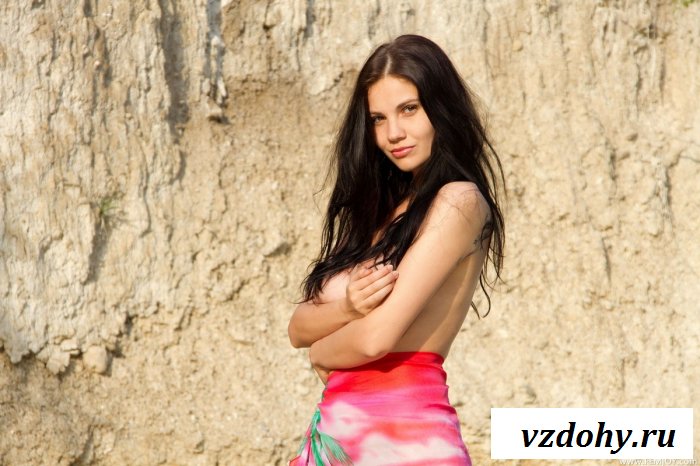 Брюнетка на песчаном карьере.