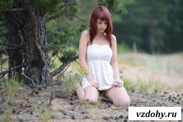 Девушка в сосновом бору.