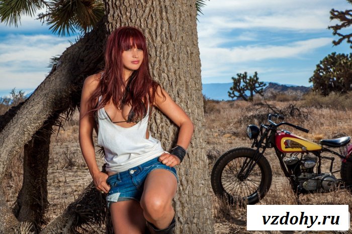 Телочка байкера завелась.