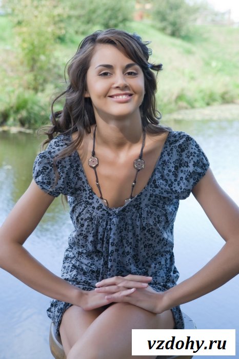 Счастливая барышня обнажилась у водной глади