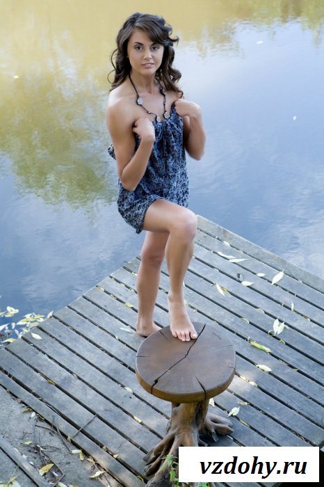 Счастливая барышня обнажилась у водной глади