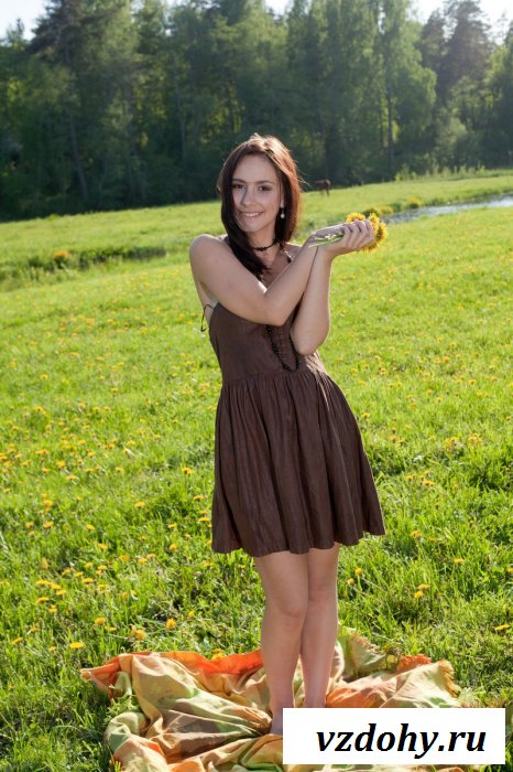 Обнаженная пастушка в хорошем настроении