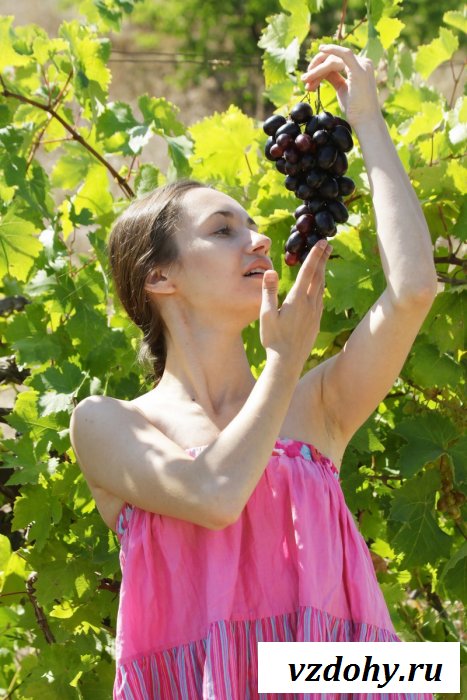 Кокетничая, обнаженная писюха гуляет