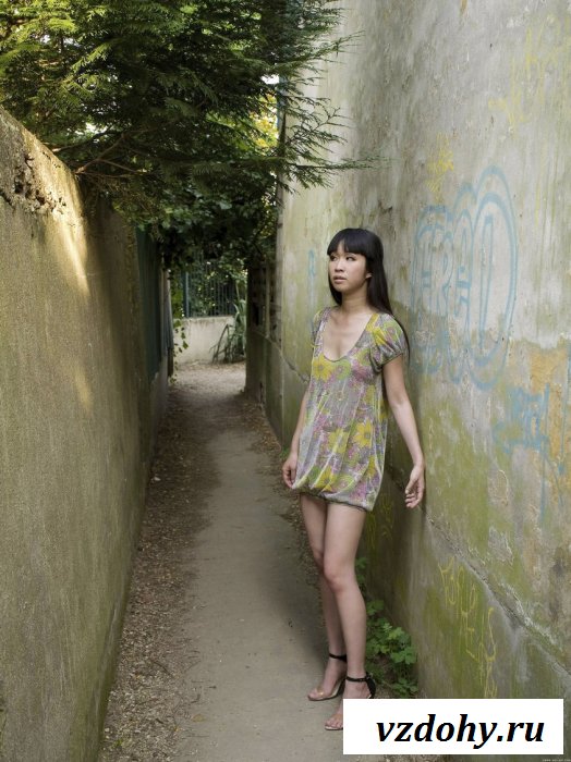 Обнаженная китаянка с манухой на виду