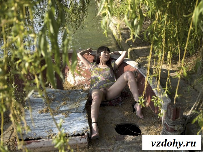 Обнаженная китаянка с манухой на виду