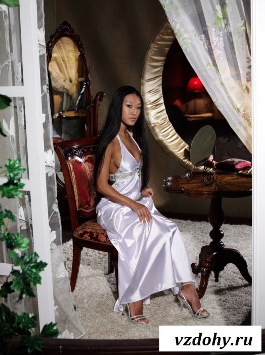 Обнаженная сисястая японочка любит покой