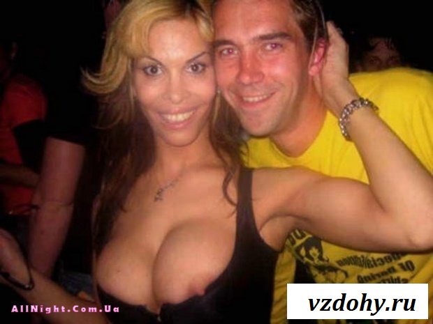 Случайные засветы девушек на вечеринках (43 фотографии)