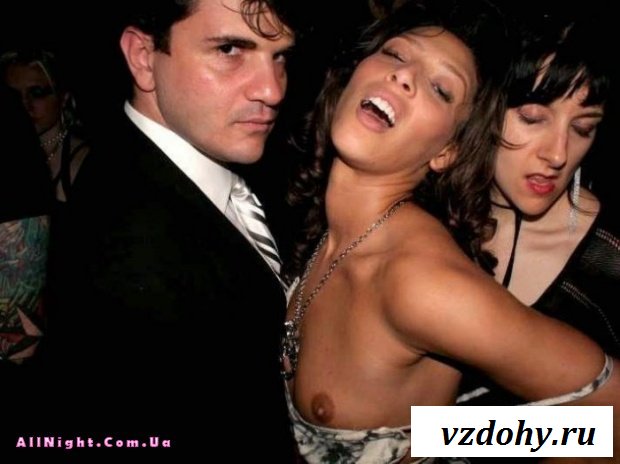 Случайные засветы девушек на вечеринках (43 фотографии)