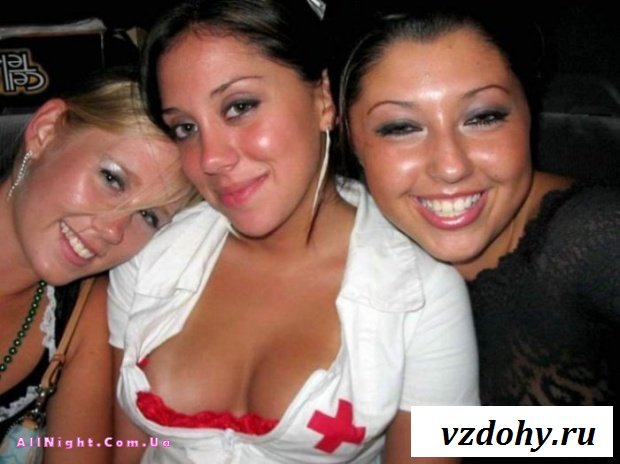 Случайные засветы девушек на вечеринках (43 фотографии)