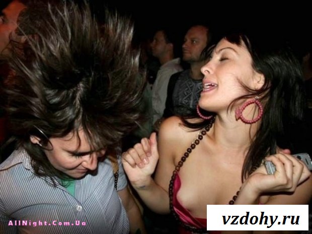 Случайные засветы девушек на вечеринках (43 фотографии)