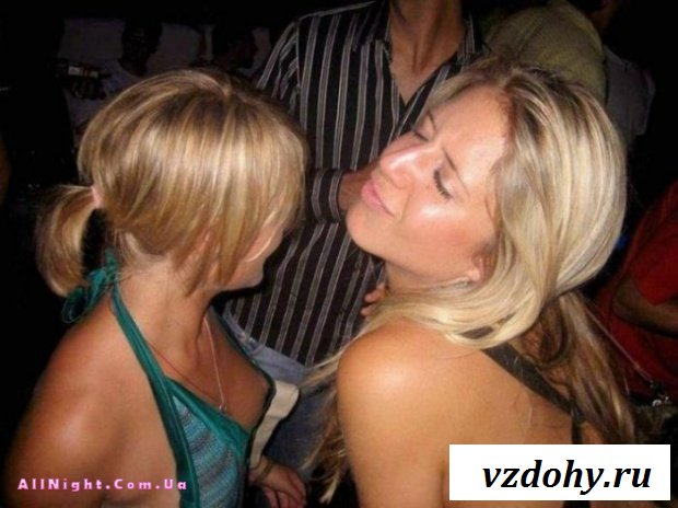 Случайные засветы девушек на вечеринках (43 фотографии)