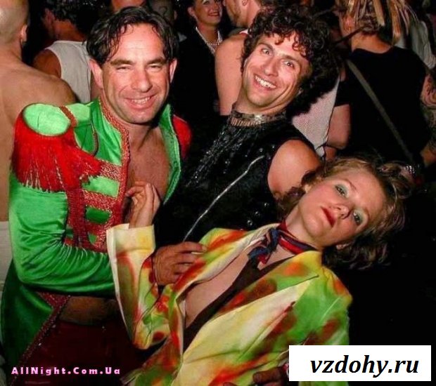 Случайные засветы девушек на вечеринках (43 фотографии)