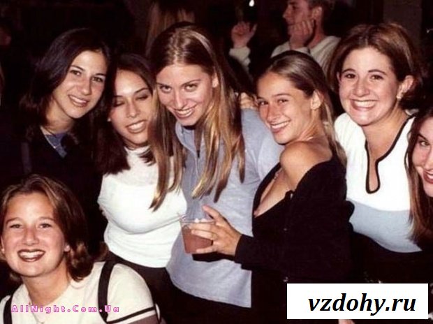 Случайные засветы девушек на вечеринках (43 фотографии)