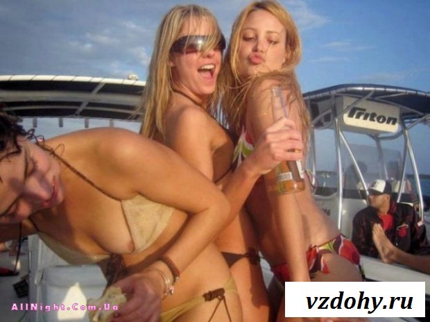 Случайные засветы девушек на вечеринках (43 фотографии)