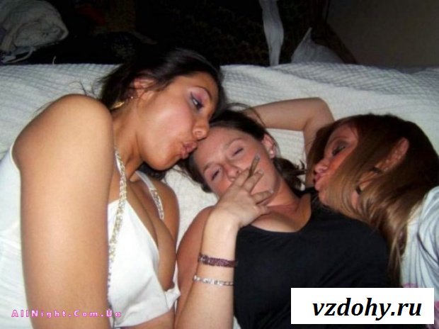 Случайные засветы девушек на вечеринках (43 фотографии)