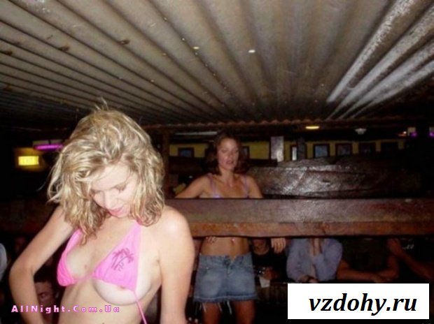 Случайные засветы девушек на вечеринках (43 фотографии)