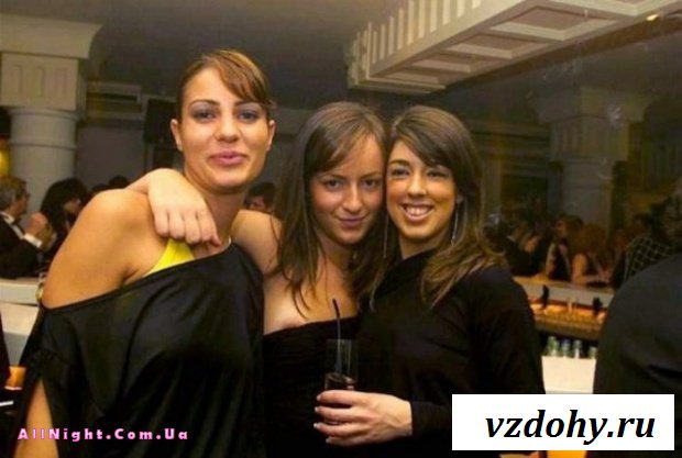 Случайные засветы девушек на вечеринках (43 фотографии)