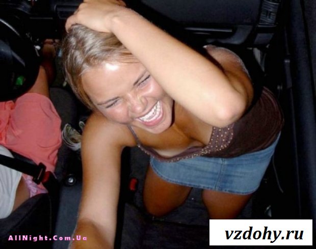 Случайные засветы девушек на вечеринках (43 фотографии)