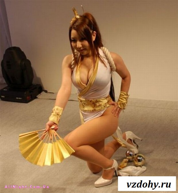 Девушки с большими сиськами в костюмах (21 фотография)