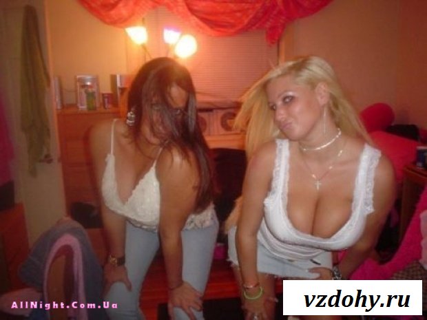 Девчонки кривляются и позируют на камеру (17 фотографий) Девчонки кривляются и позируют на камеру (17 фотографий)