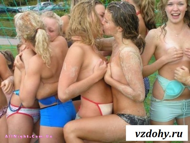 Девчонки кривляются и позируют на камеру (17 фотографий) Девчонки кривляются и позируют на камеру (17 фотографий)