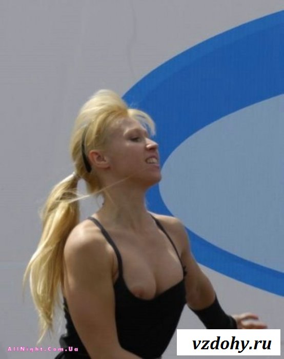 Случайные засветы девушек на вечеринках (43 фотографии)