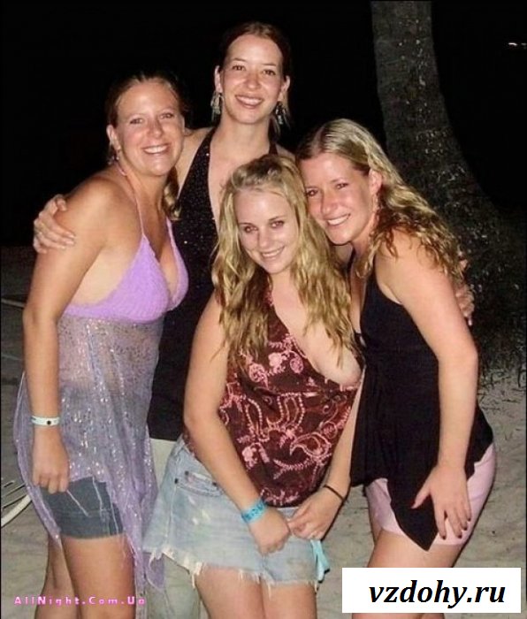 Случайные засветы девушек на вечеринках (43 фотографии)