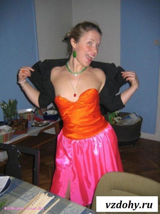 Случайные засветы девушек на вечеринках (43 фотографии)