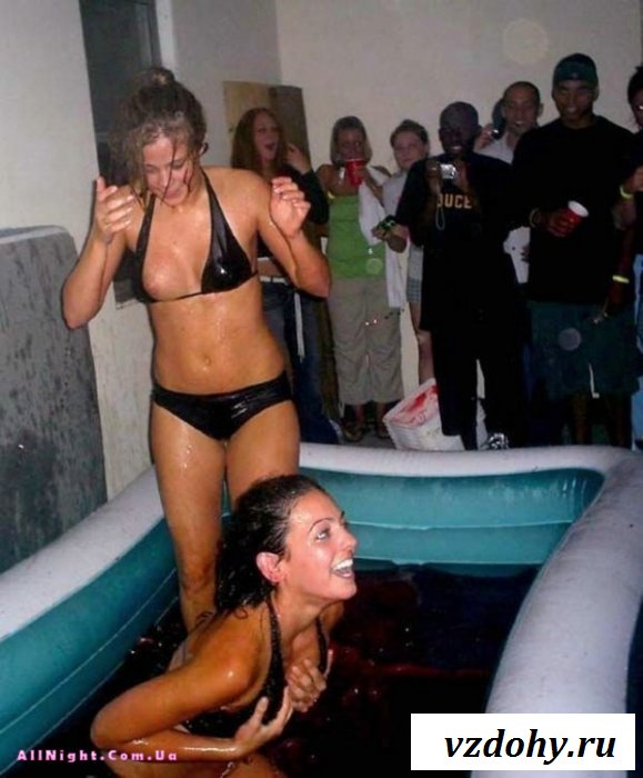 Случайные засветы девушек на вечеринках (43 фотографии)