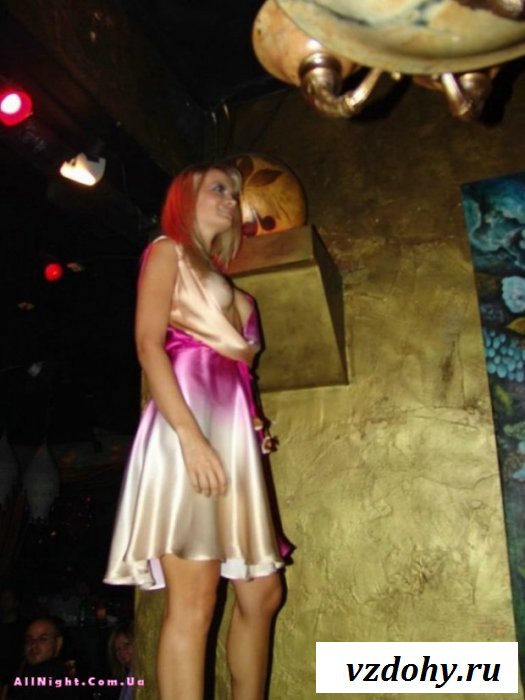 Случайные засветы девушек на вечеринках (43 фотографии)