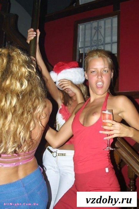 Случайные засветы девушек на вечеринках (43 фотографии)