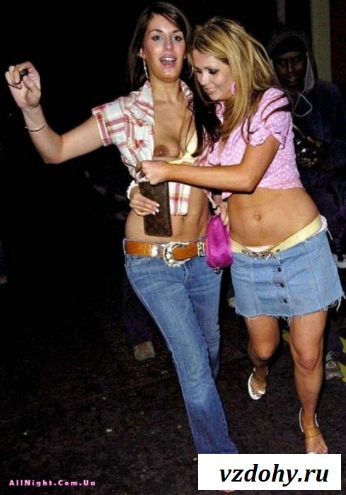 Случайные засветы девушек на вечеринках (43 фотографии)