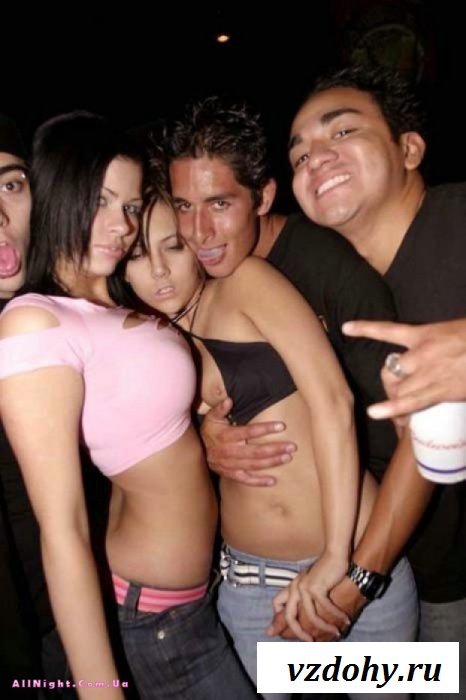 Случайные засветы девушек на вечеринках (43 фотографии)