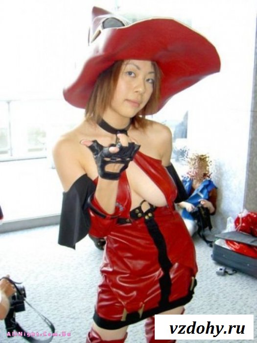 Девушки с большими сиськами в костюмах (21 фотография)