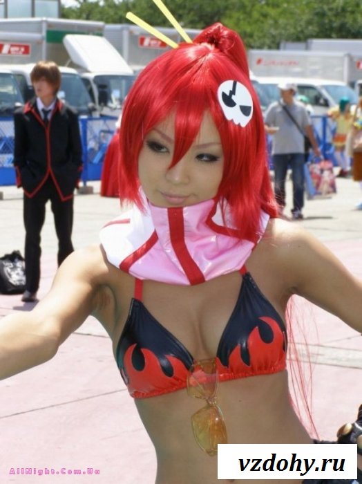 Девушки с большими сиськами в костюмах (21 фотография)